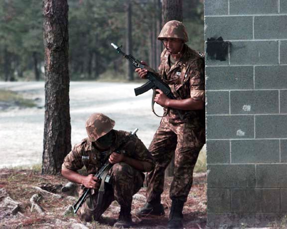 Pasukan Uzbek selama latihan operasi kooperatif
