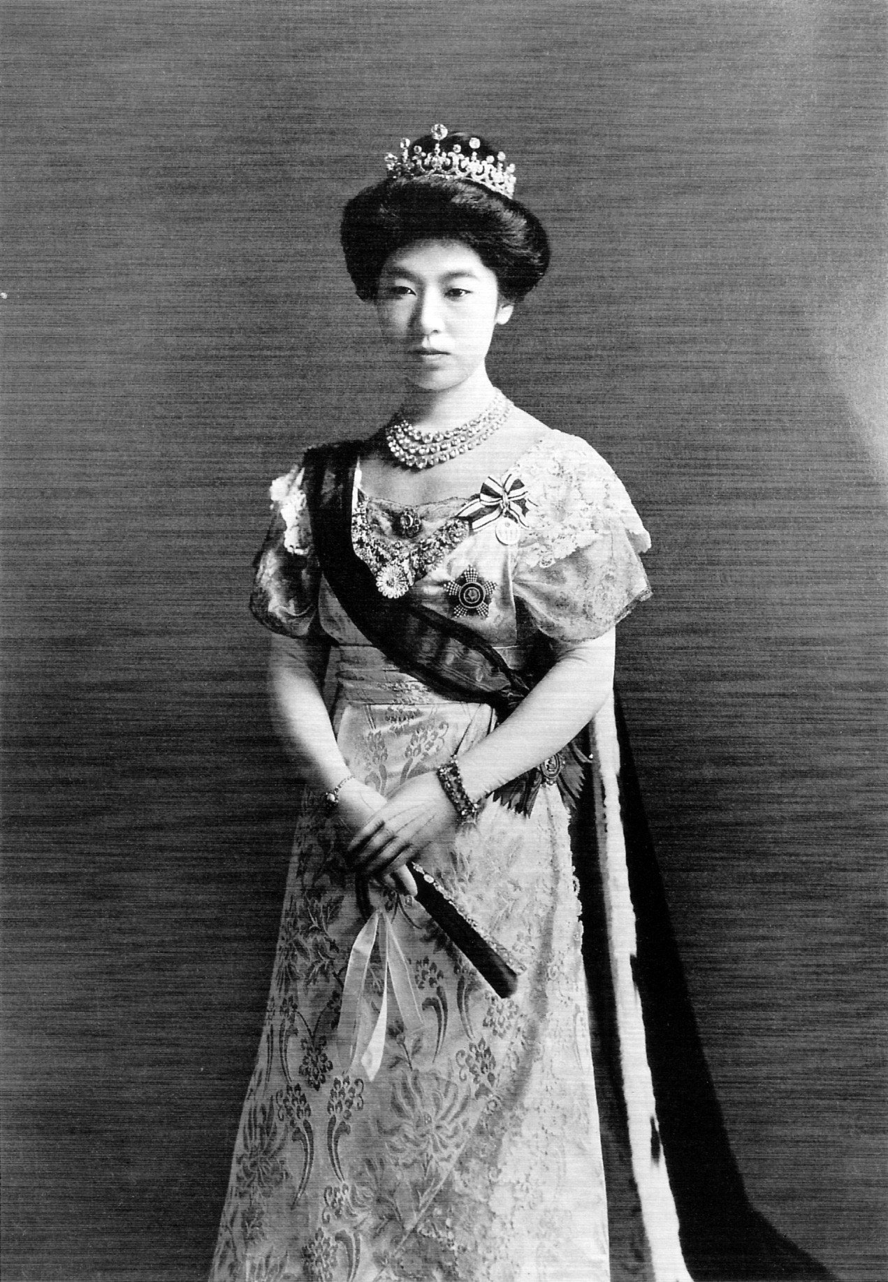 1912년 촬영된 데이메이 황후의 공식 초상