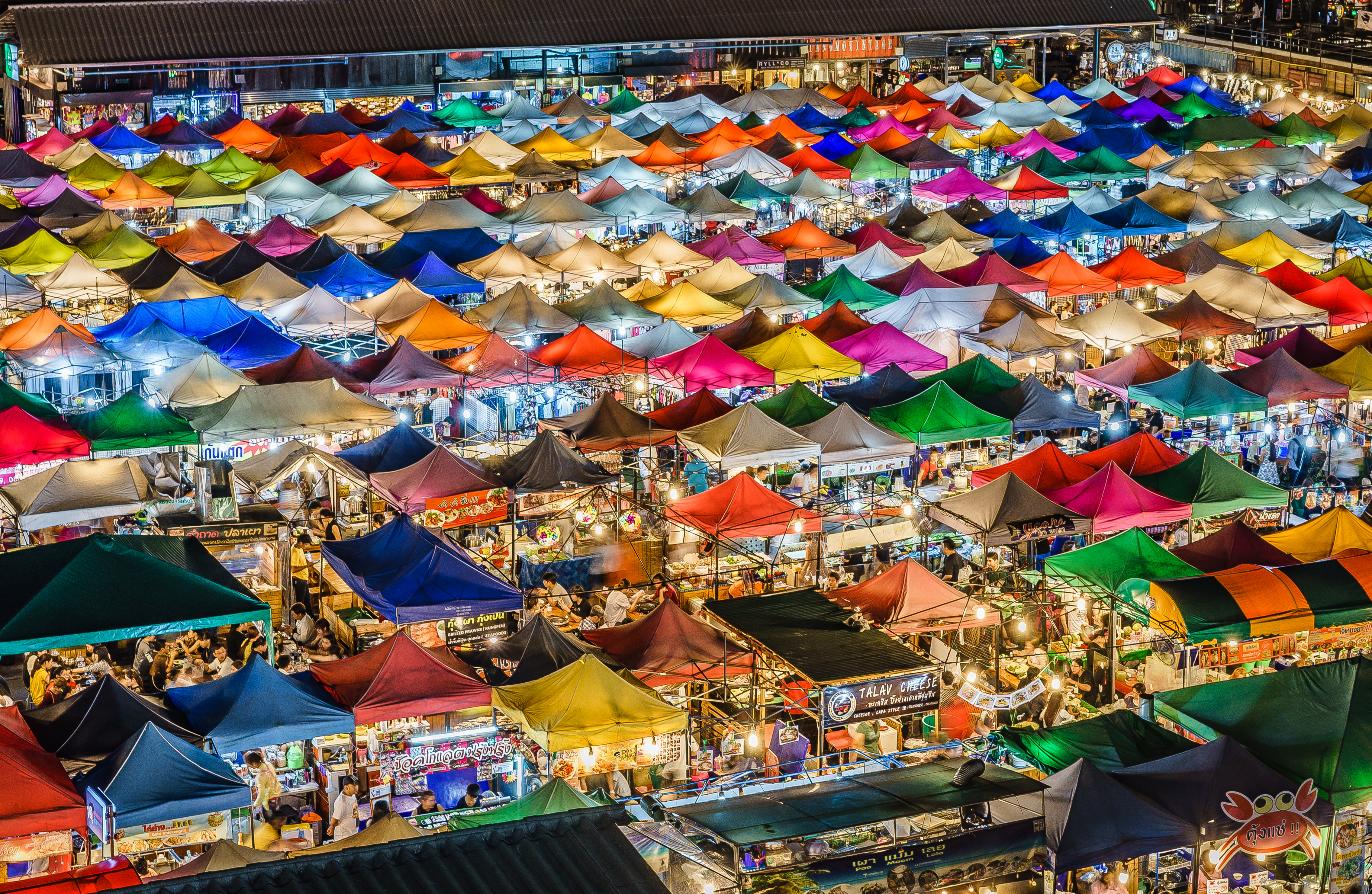Chợ đêm Talat Rotfai ở Bangkok