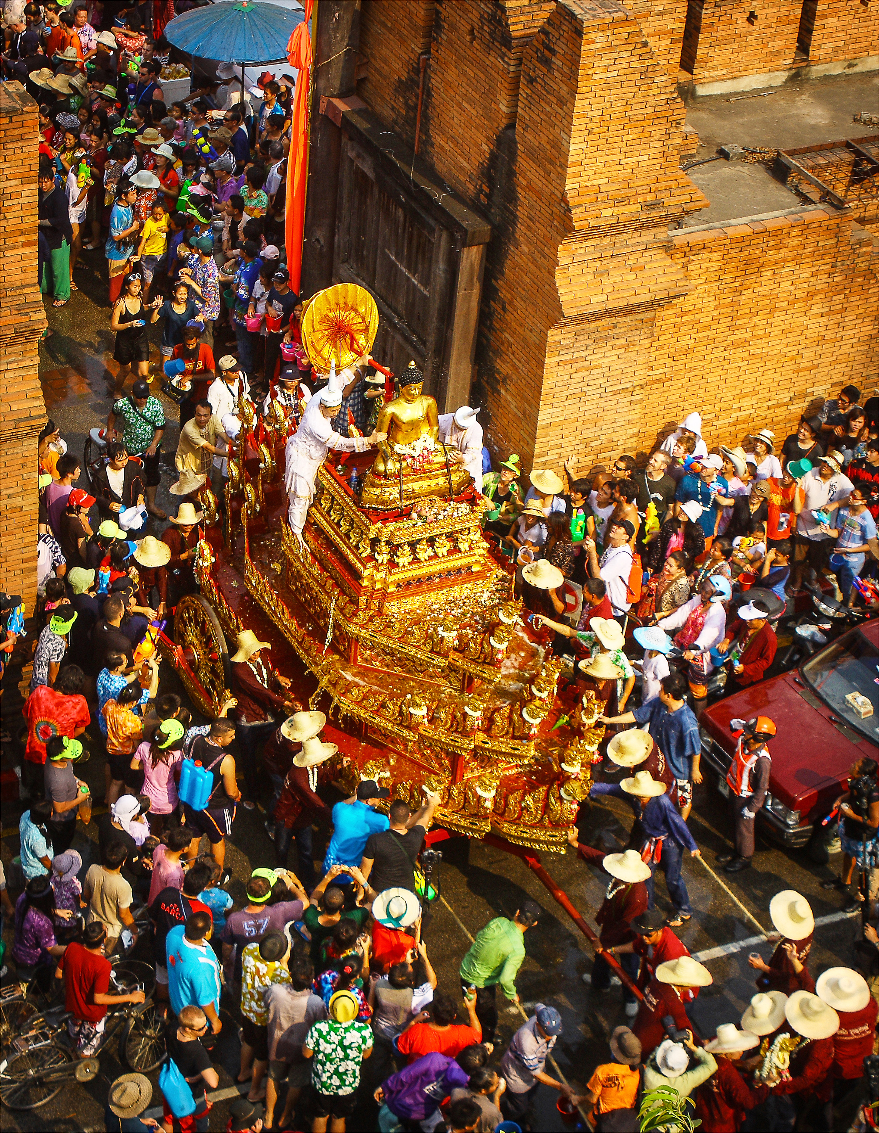 Lễ hội Songkran, tường thành cổ Chiang Mai