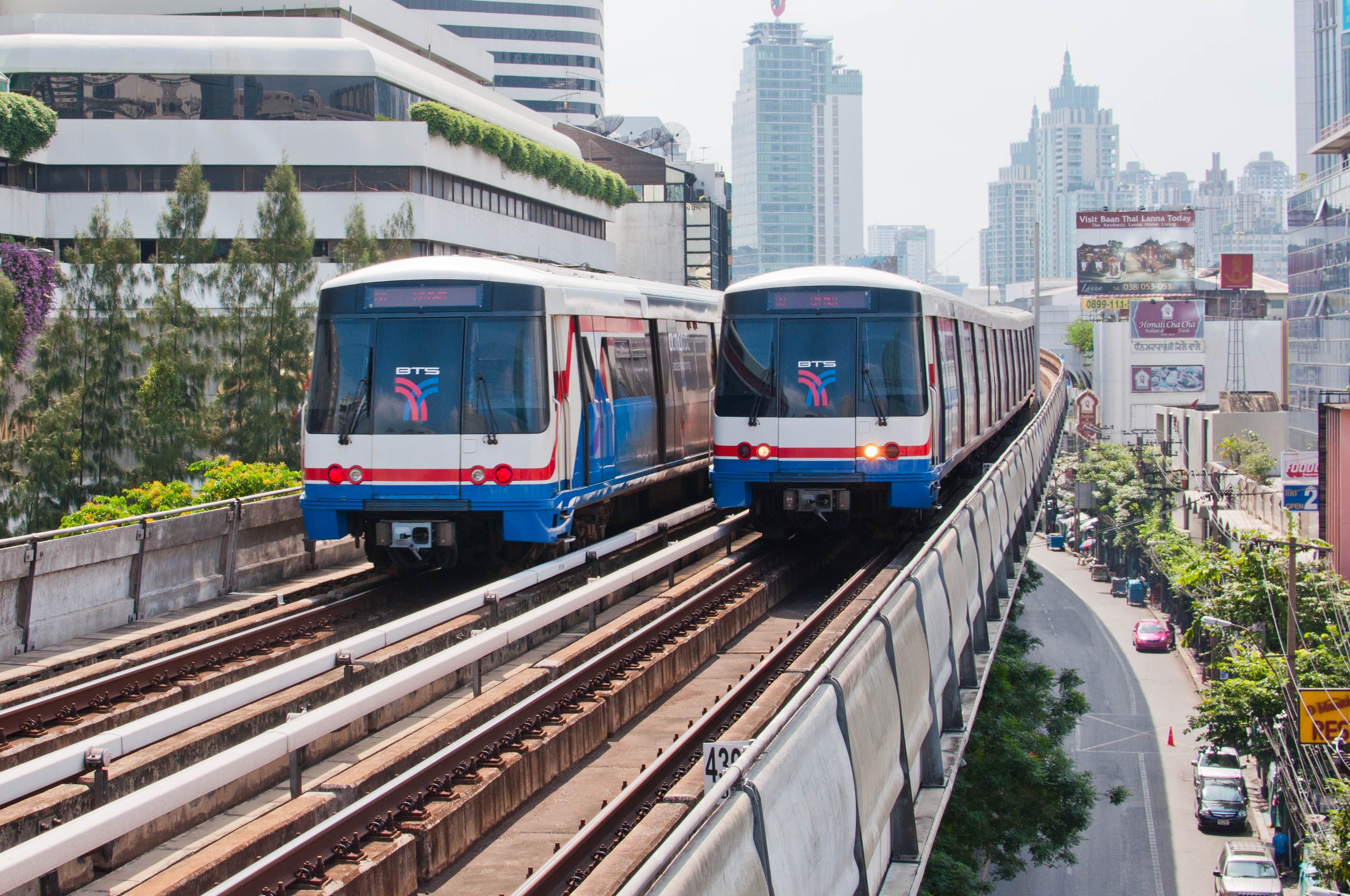 BTS Skytrain là một hệ thống vận chuyển nhanh trên cao ở Bangkok.