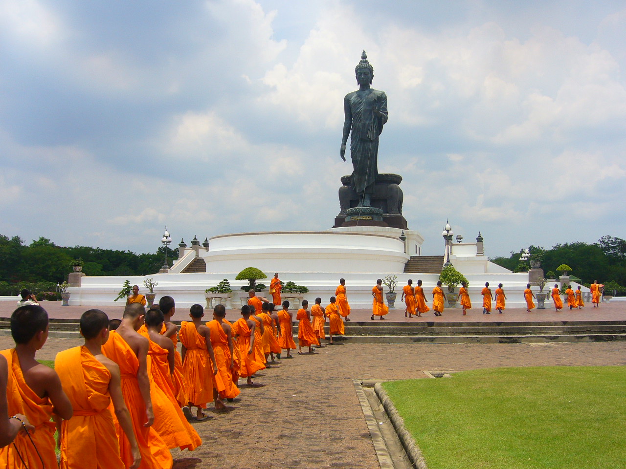 Samanera của Phật giáo Nguyên thủy, tôn giáo được thực hành nhiều nhất ở Thái Lan