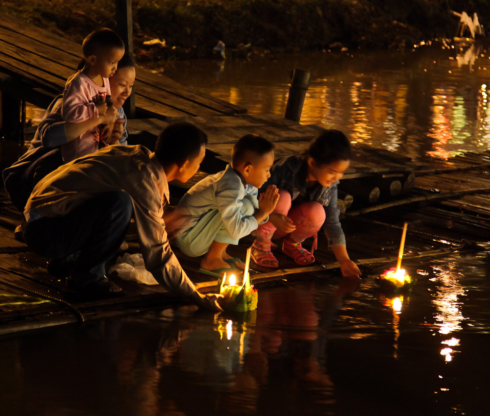 Người dân thả bè krathong trong lễ hội Loi Krathong ở Chiang Mai, Thái Lan