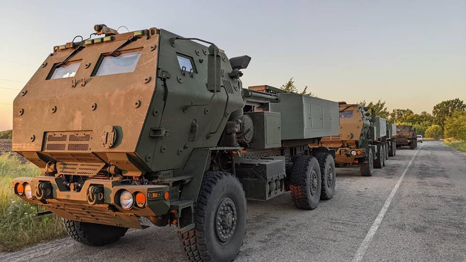 러시아-우크라이나 전쟁 중 우크라이나에서 운용되는 미국제 M142 HIMARS 로켓 발사대. 이는 해외 군사 장비 지원의 한 예이다.