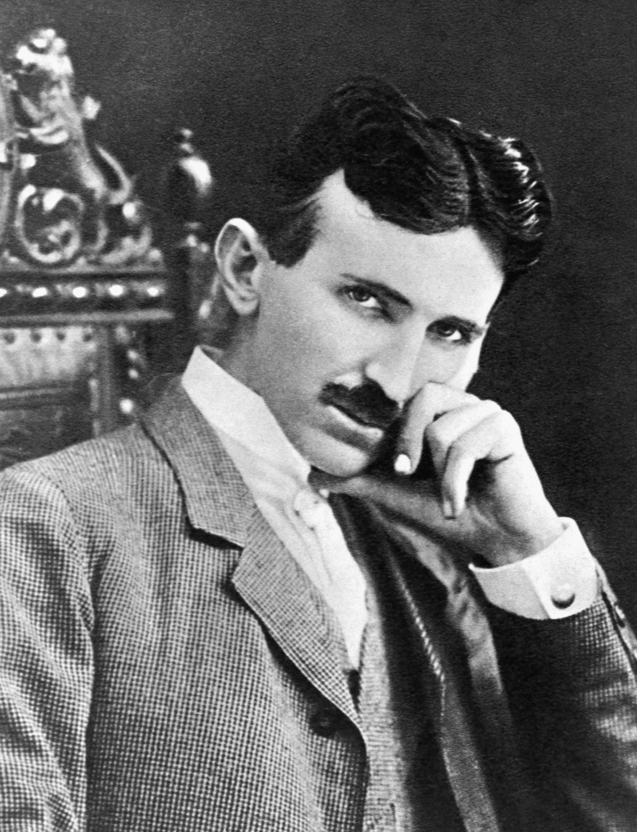 Nikola Tesla adalah seorang insinyur listrik yang membantu mengembangkan sistem pasokan listrik arus bolak-balik modern