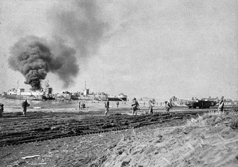 1944년 1월 말 [[미국 3 보병사단]] 병사들이 상륙하고 있다.