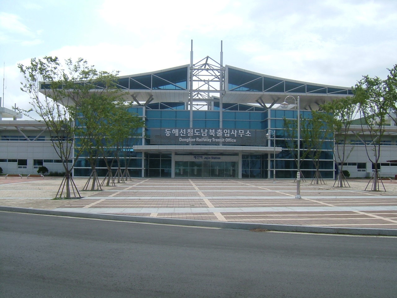 猪津駅駅舎（東海線鉄道南北出入事務所併設）<br />（2006年8月26日撮影）