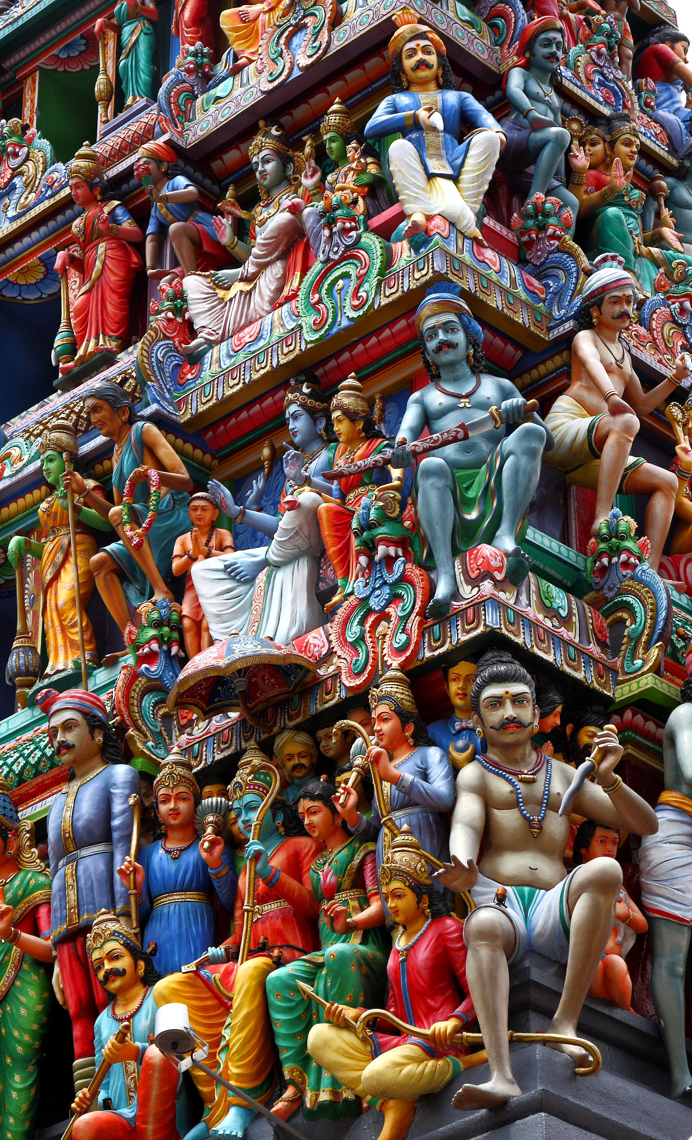 Các chi tiết trang trí công phu trên đỉnh Đền Sri Mariamman ở quận Khu phố Tàu, ngôi đền Hindu cổ nhất của Singapore kể từ năm 1827.