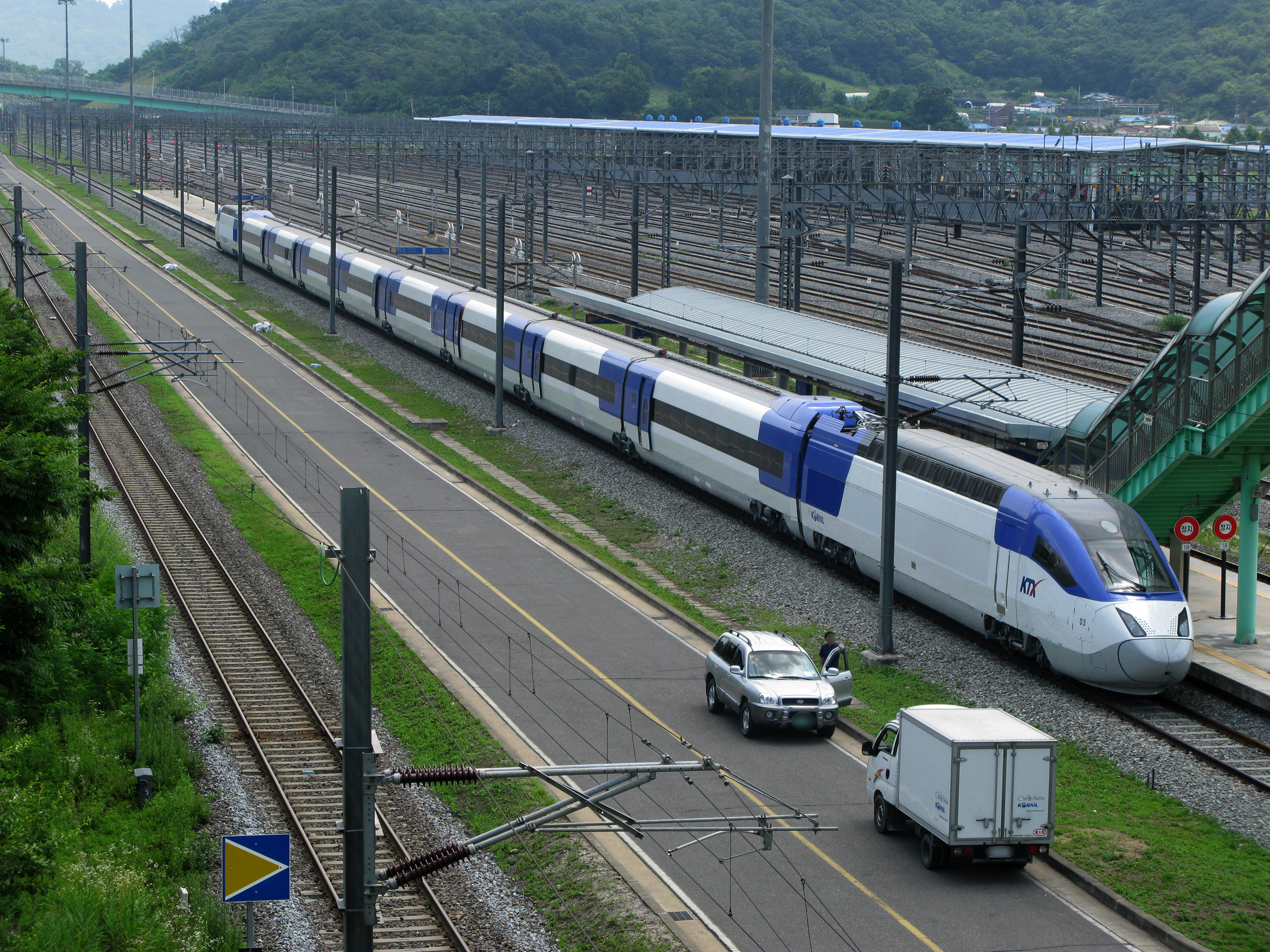 행신역에서 대기하고 있는 KTX-산천