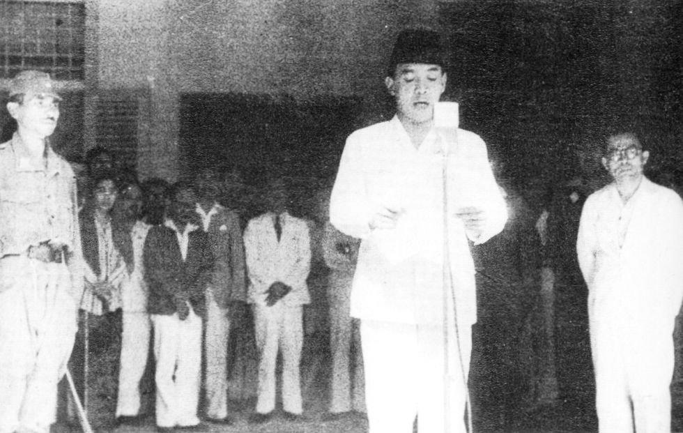 1945년 8월 17일, 수카르노가 인도네시아 독립 선언문을 낭독하고 있다.