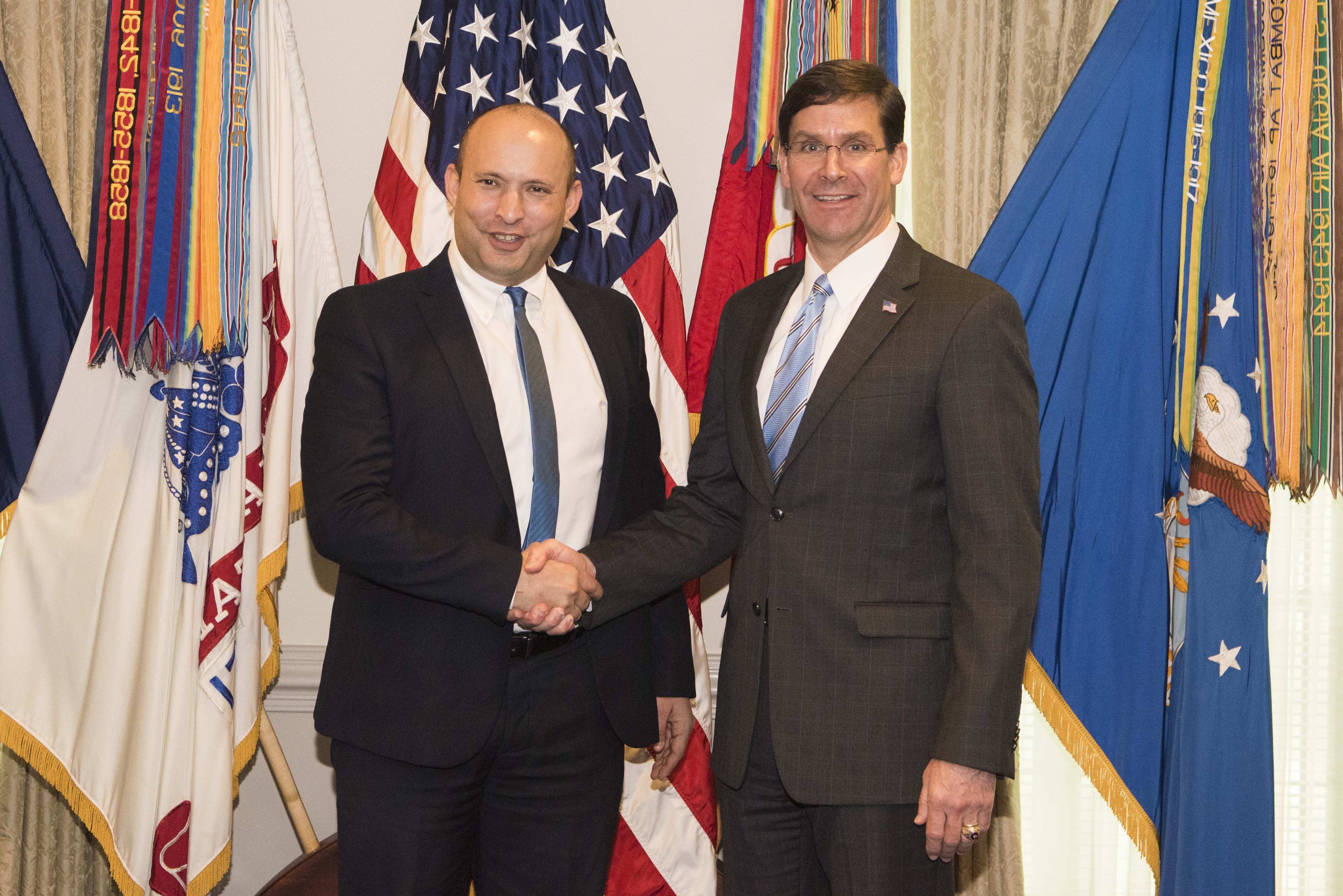 Bennett với Bộ trưởng Quốc phòng Hoa Kỳ Mark Esper vào tháng 2 năm 2020