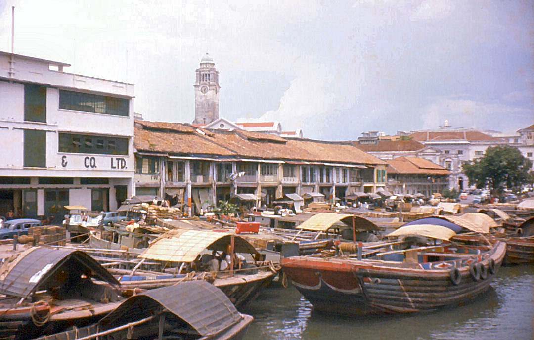 Singapore phát triển mạnh mẽ như một điểm trung chuyển. Vào những năm 1960, thuyền đòn được sử dụng để vận chuyển hàng hóa và vật tư giữa các tàu gần bờ và Sông Singapore.
