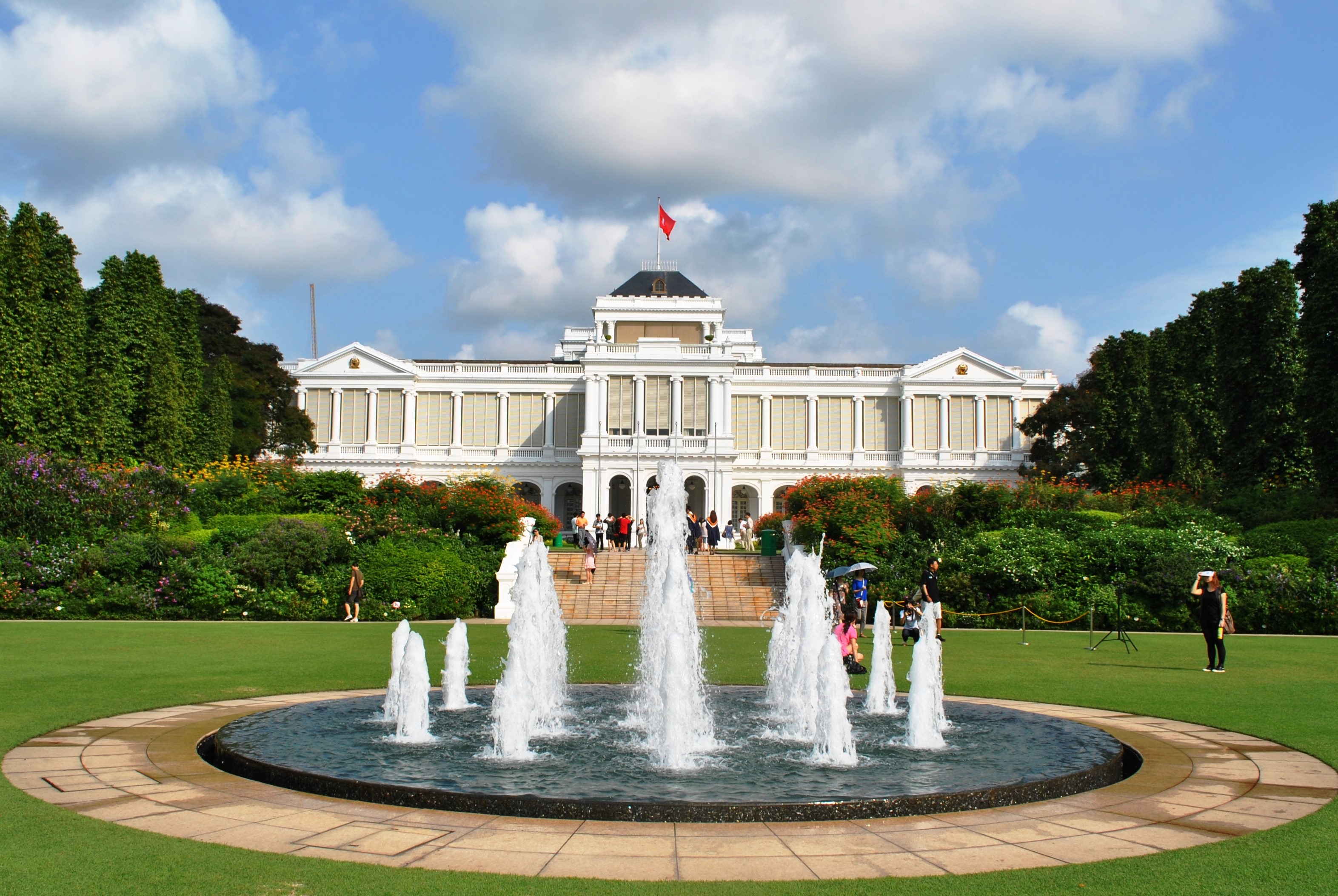 The Istana là nơi ở và văn phòng chính thức của tổng thống, cũng như văn phòng làm việc của thủ tướng.