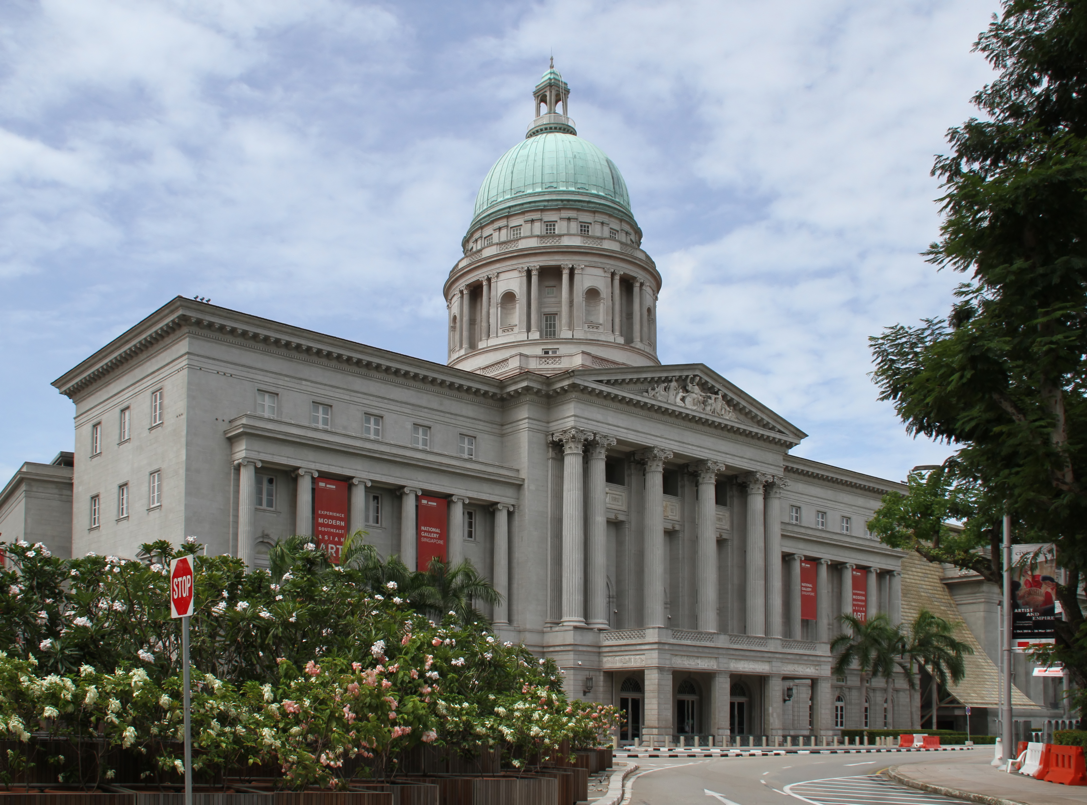 National Gallery Singapore giám sát bộ sưu tập công cộng lớn nhất thế giới về nghệ thuật Singapore và Đông Nam Á.