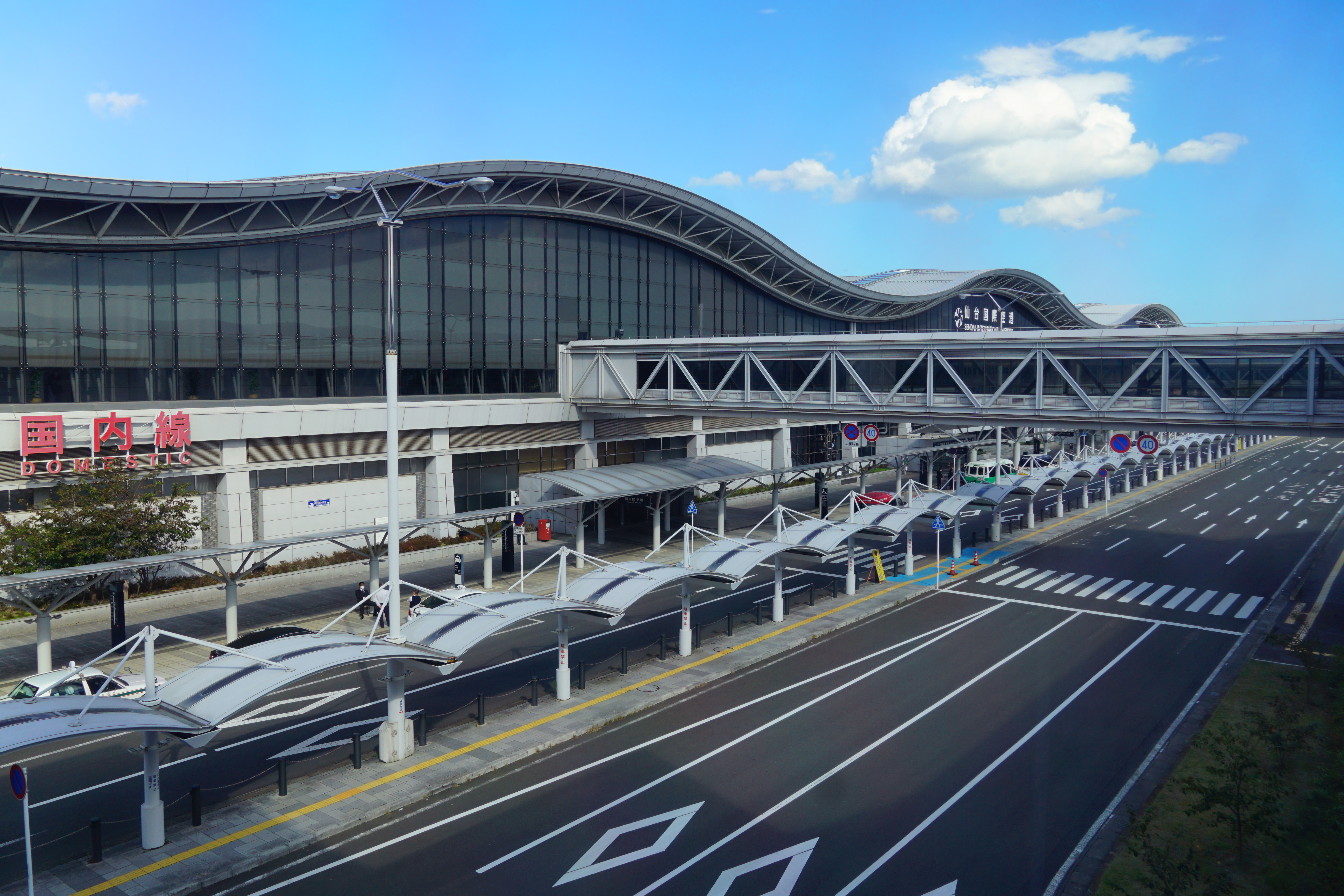 센다이 공항 터미널 빌딩 정면