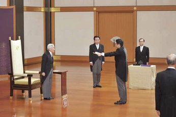 2012년 아키히토 일왕이 아베를 총리로 공식 임명하는 모습