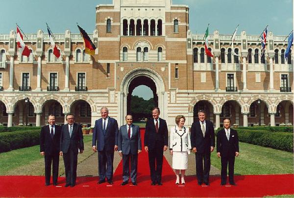 1990年7月9日、テキサス州ヒューストンで開催された第16回主要国首脳会議にて