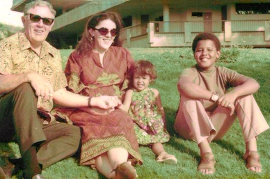 Stanley Armour Dunham (bapa Ann Dunham), Ann Dunham, Maya Soetoro-Ng, dan Barack Obama pada pertengahan tahun 1970-an.