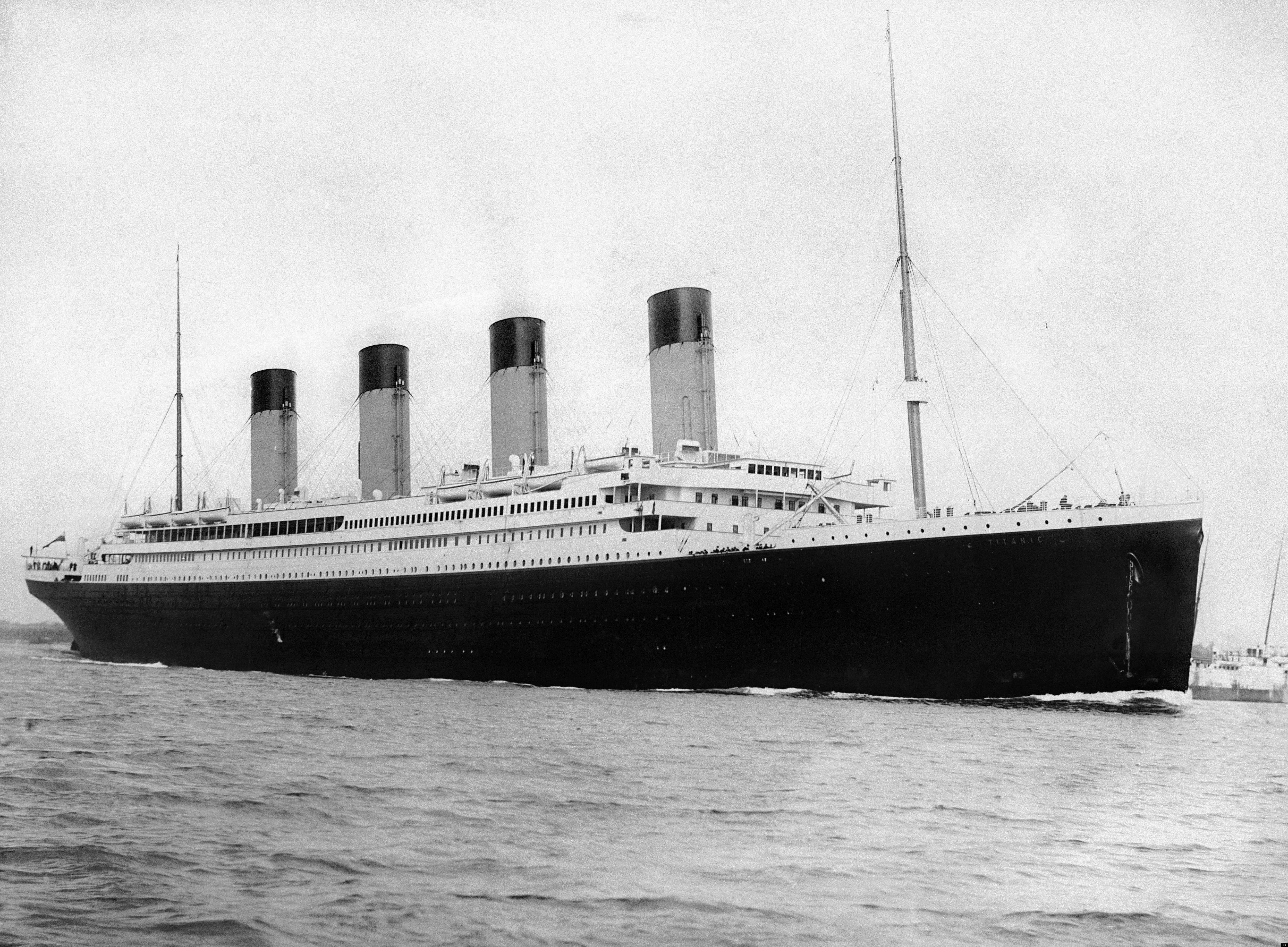 RMS 타이타닉 호가 1912년 4월 10일에 사우샘프턴을 출발하는 모습