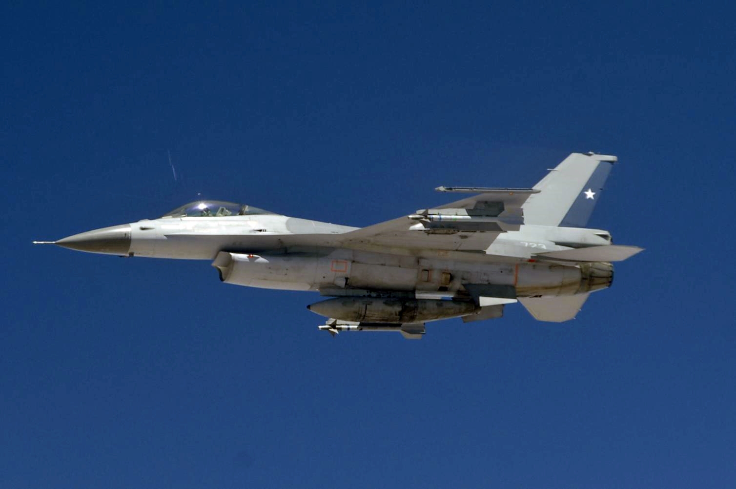 チリ空軍のF-16戦闘機