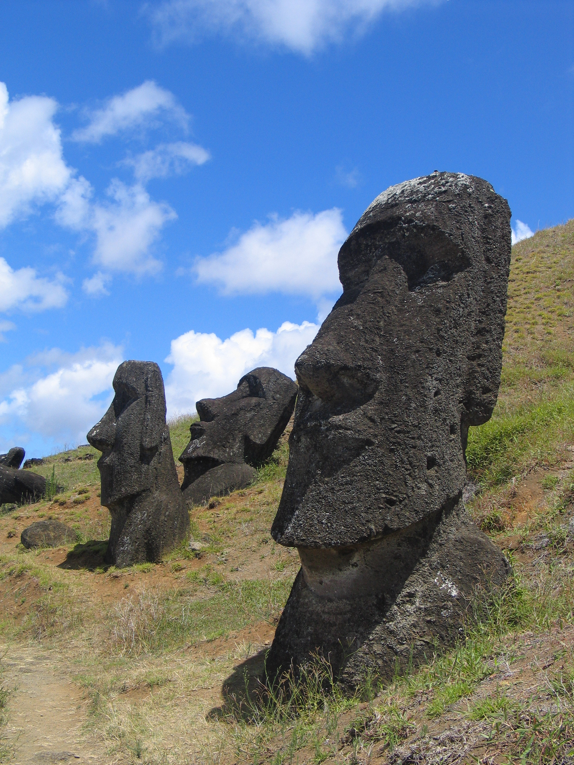 紀元前1250年から1500年にかけて作られた先コロンブス期のモアイ像(イースター島)
