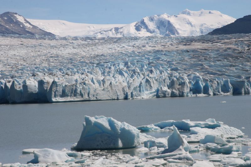 Pemandangan Lapangan Es Patagonia Selatan, cadangan air tawar yang besar di selatan negara ini.