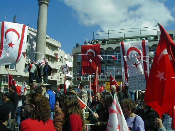 Quảng trường Atatürk, Bắc Nikosia năm 2006, với quốc kỳ Bắc Síp và Thổ Nhĩ Kỳ