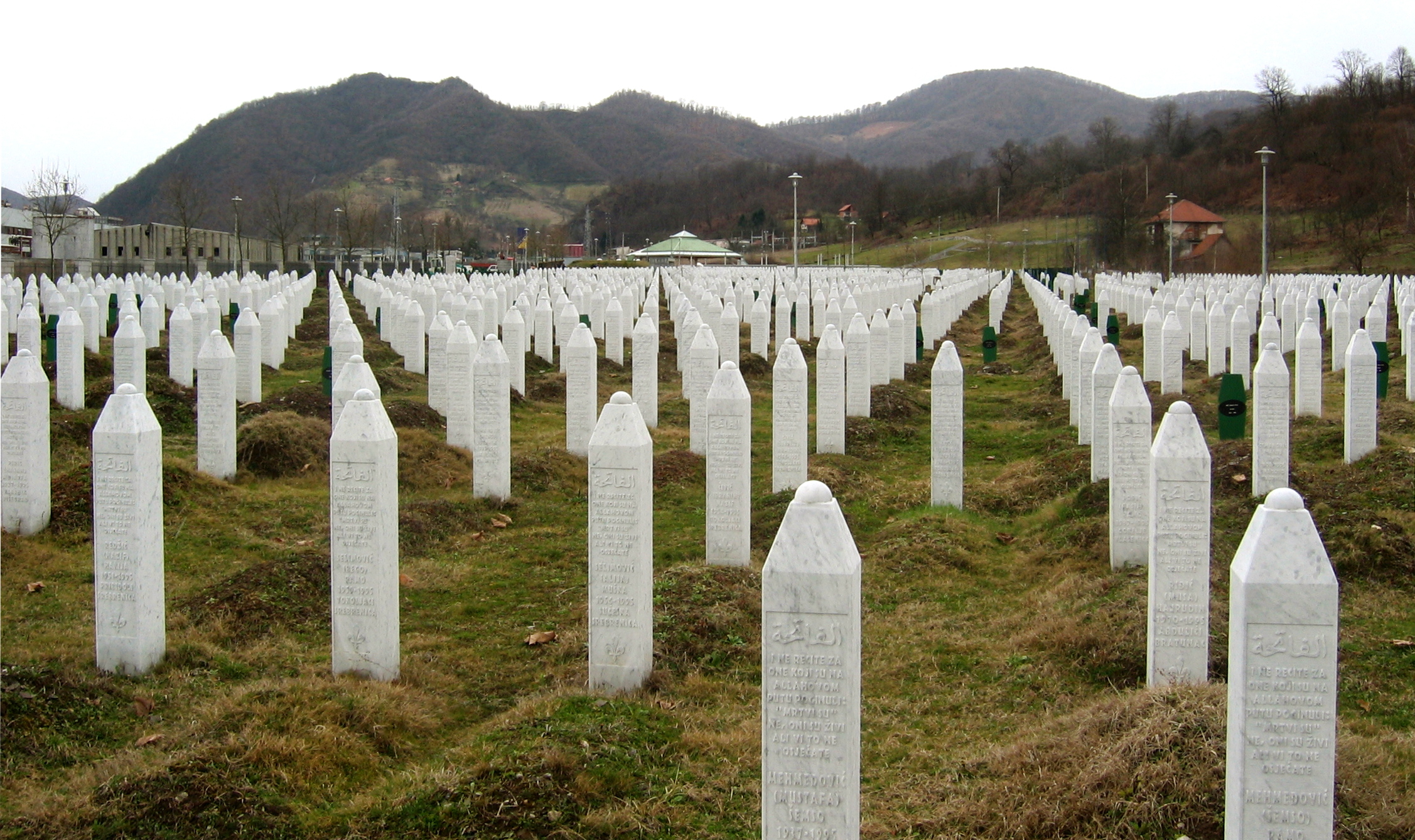 스레브레니차 학살 기념 묘비, 2009년