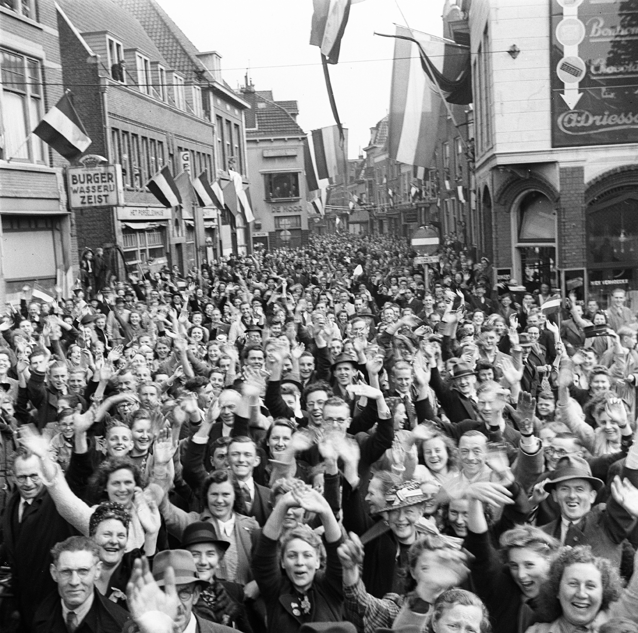 Orang-orang merayakan pembebasan Utrecht pada akhir Perang Dunia II tanggal 7 Mei 1945