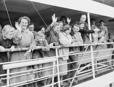 Migran pasca-perang dari Eropa tiba di Australia pada tahun 1954