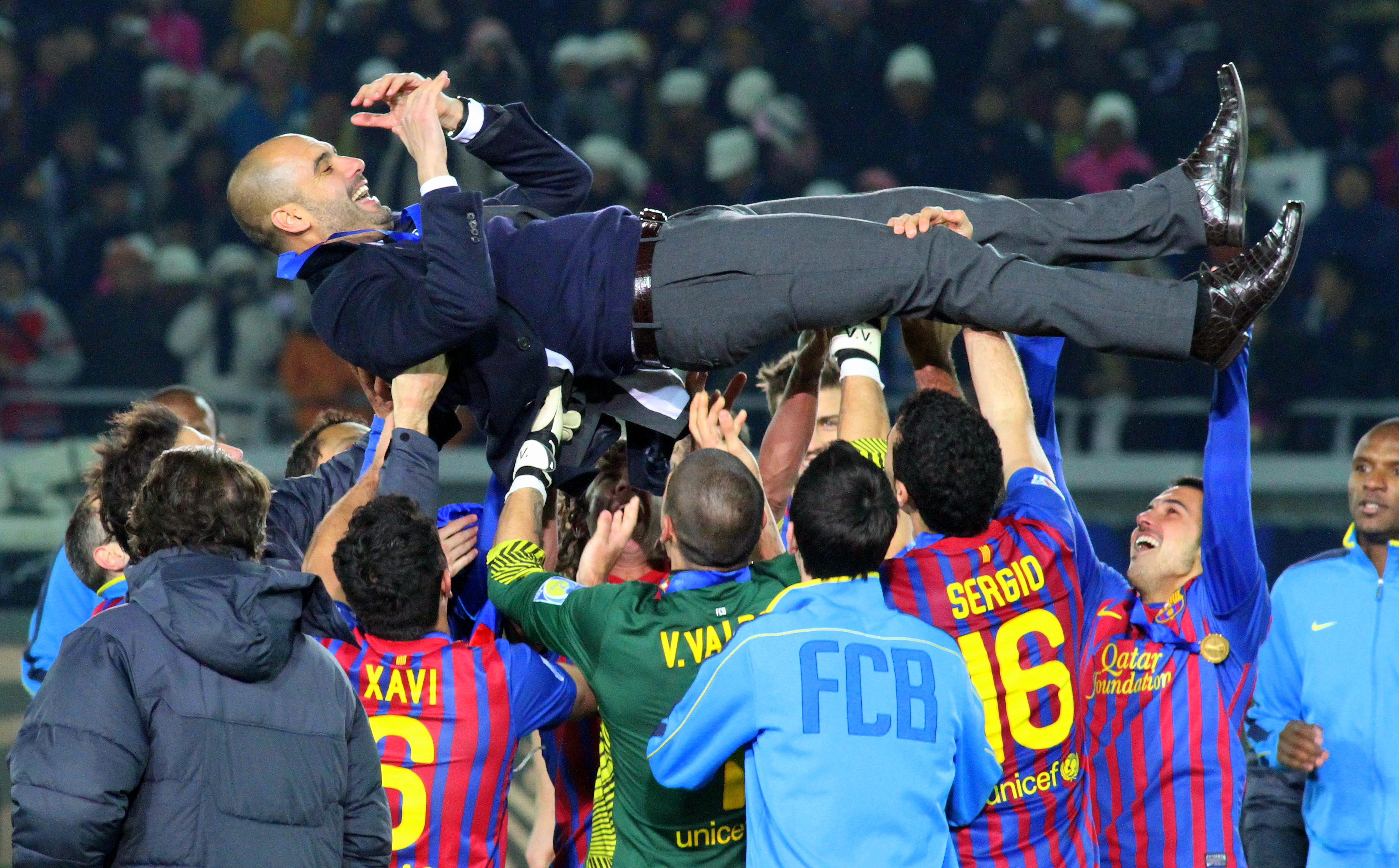 사진 당시 FC 바르셀로나에서 뛰었던 축구 선수들이 FIFA 클럽 월드컵 우승 후 감독을 들어 올리고 있다.