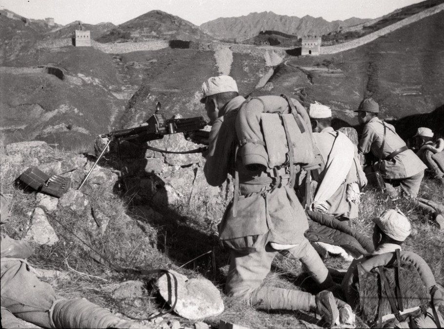 1937년 가을 허베이성 라이위안현 만리장성 전투에서 촬영된 중국군
