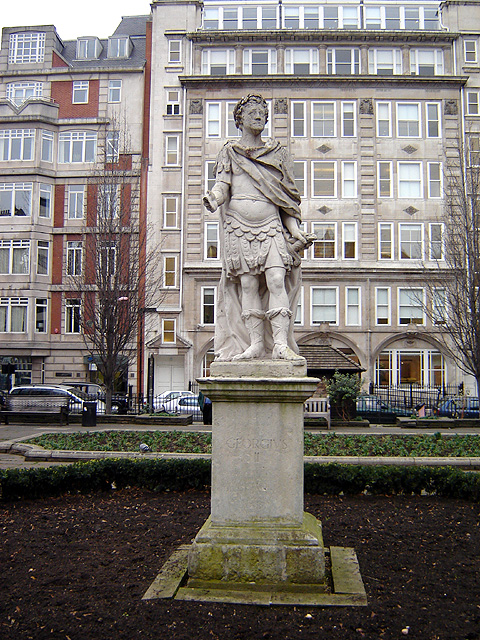 Patung George II oleh John Van Nost yang didirikan pada tahun 1753 di Golden Square, London.
