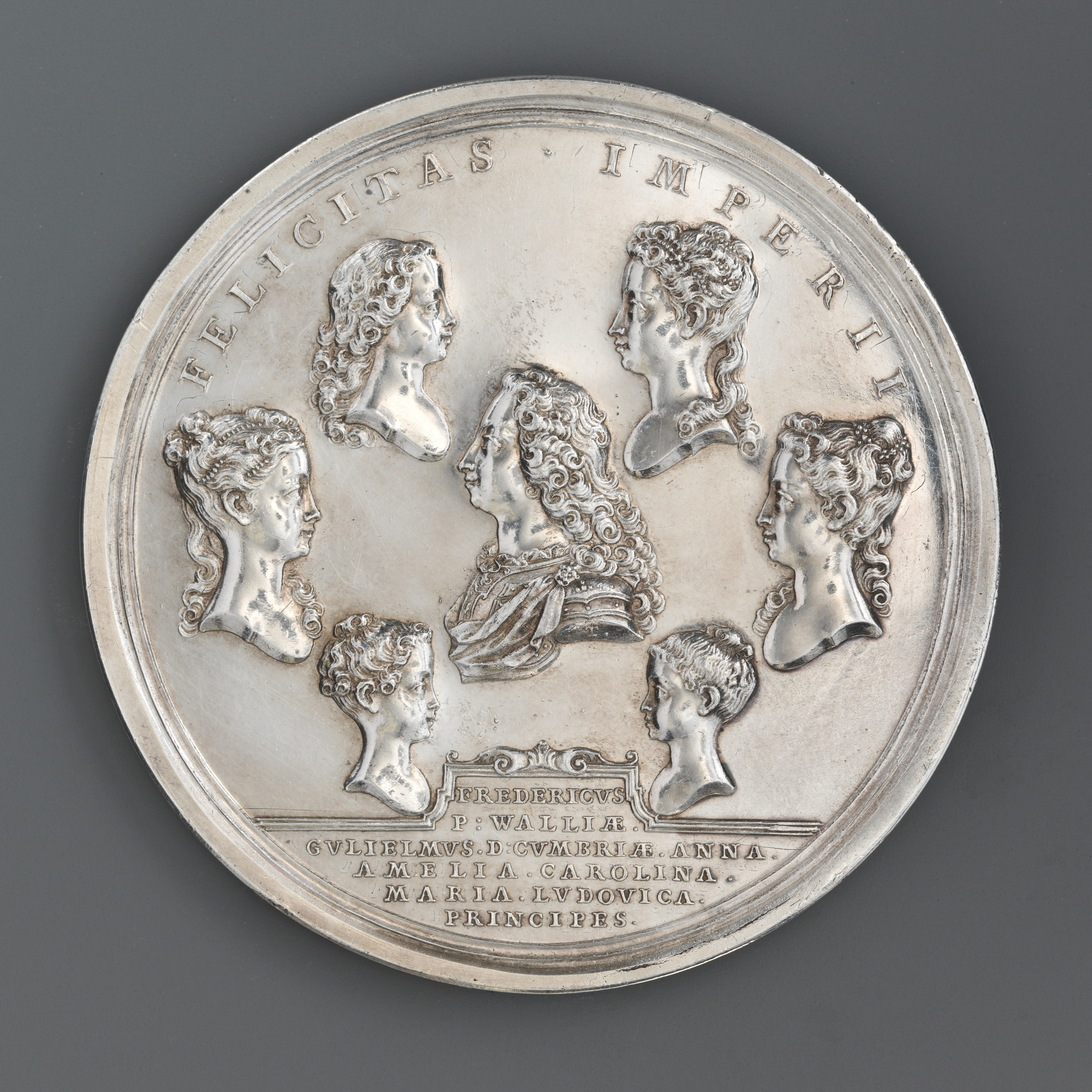 Medali karya John Croker tahun 1732 yang menampilkan anak-anak George II dan Caroline yang masih hidup: Frederick, William, Anne, Amelia, Caroline, Mary, dan Louisa.
