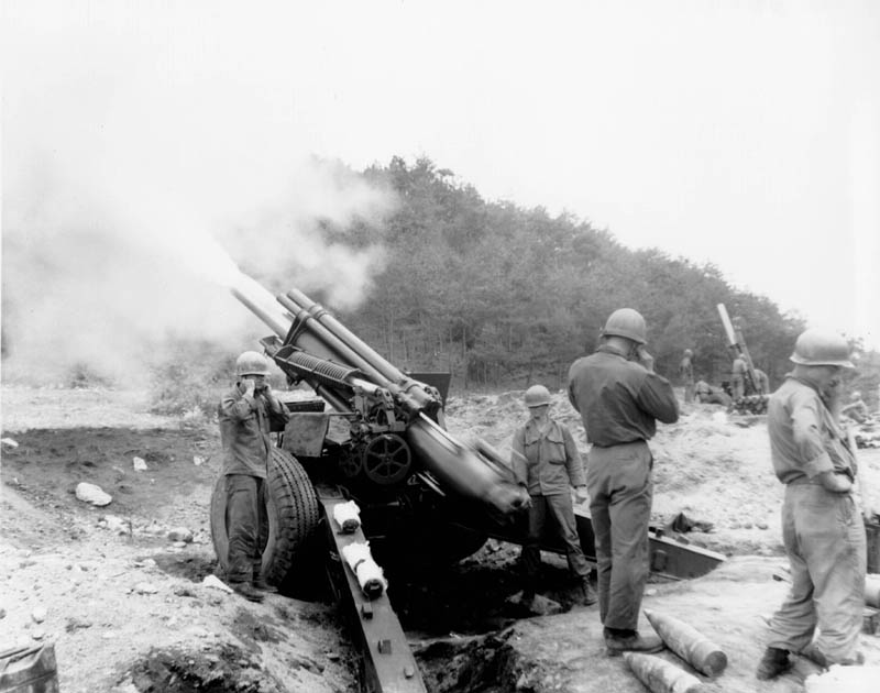 한국 전쟁 중 미국 24 보병 사단 90 야전 포병 대대의 155mm 곡사포 사격 모습