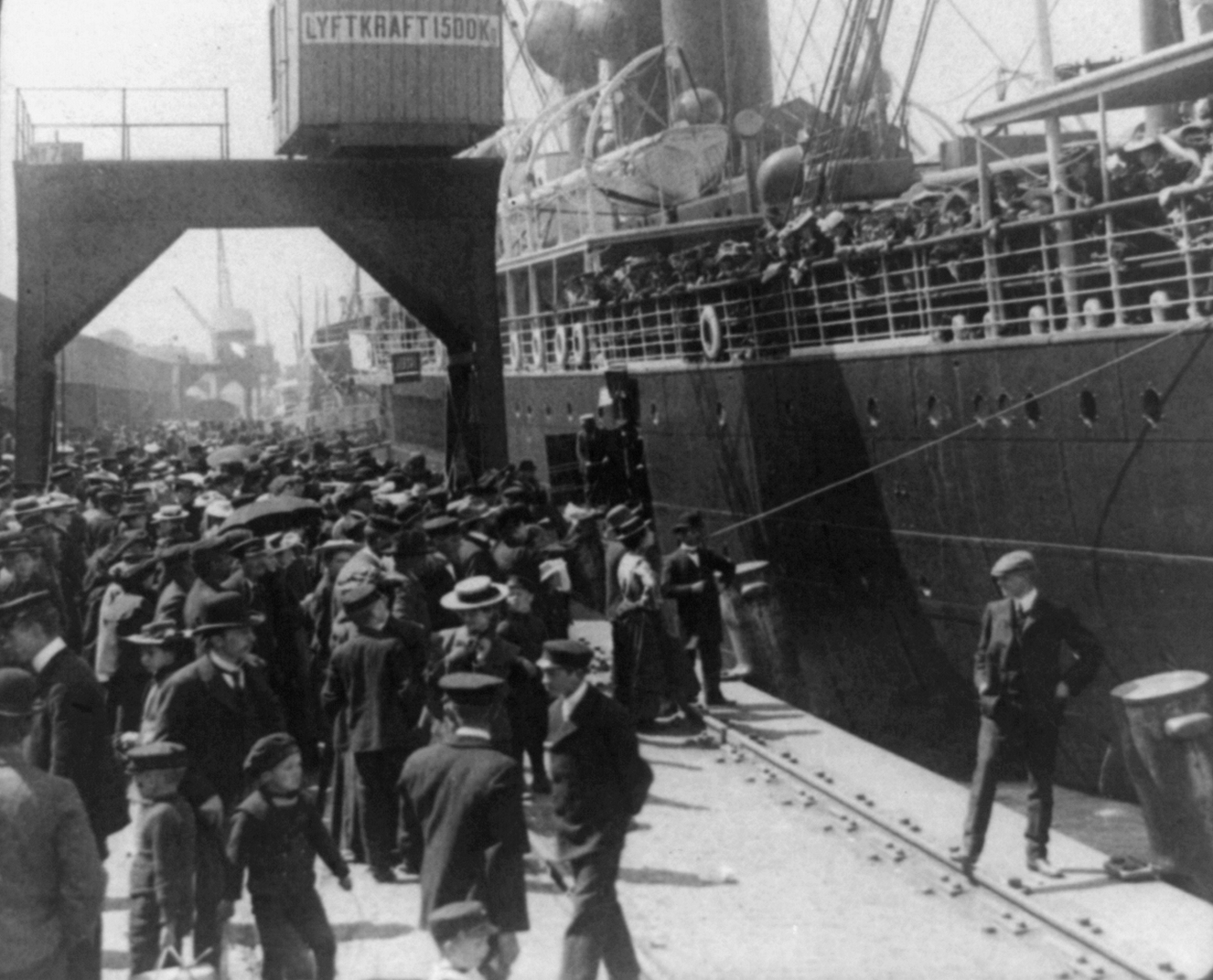 Swedish emigrants boarding a ship in Gothenburg in 1905, a common sight during the period of mass emigration to the United States.