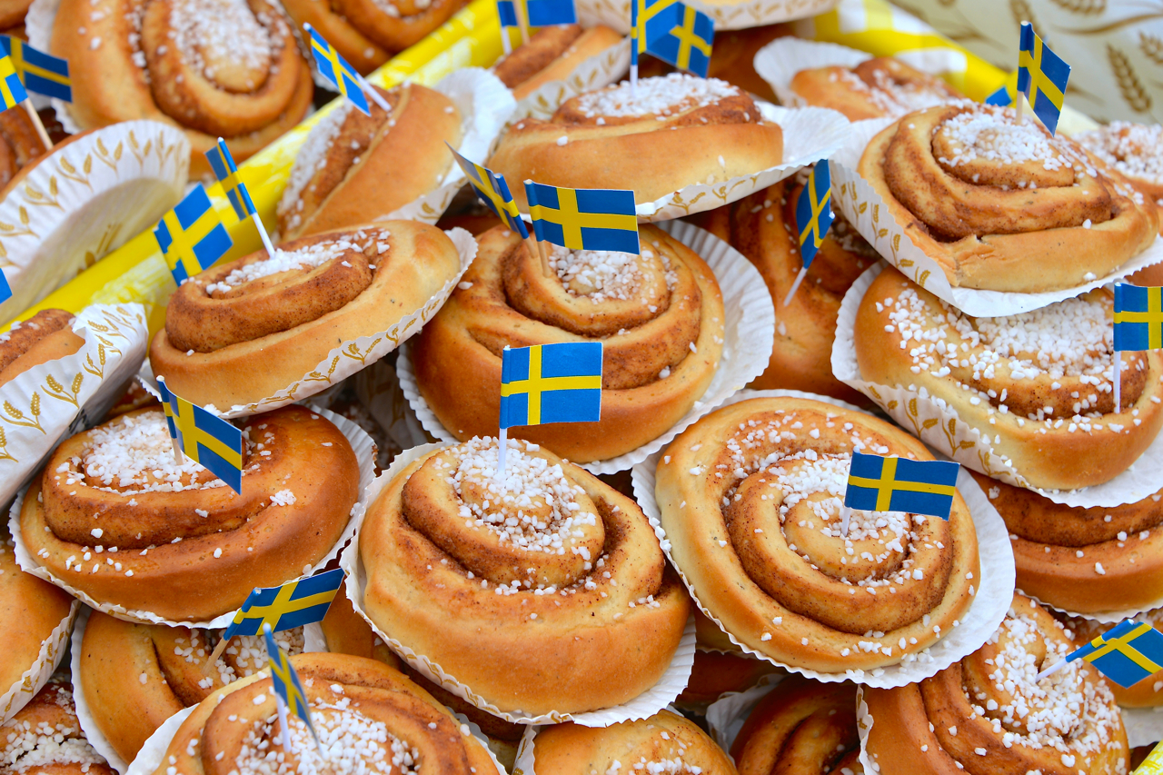Cinnamon rolls (kanelbullar) and Swedish flags, common during the National Day of Sweden celebrations.