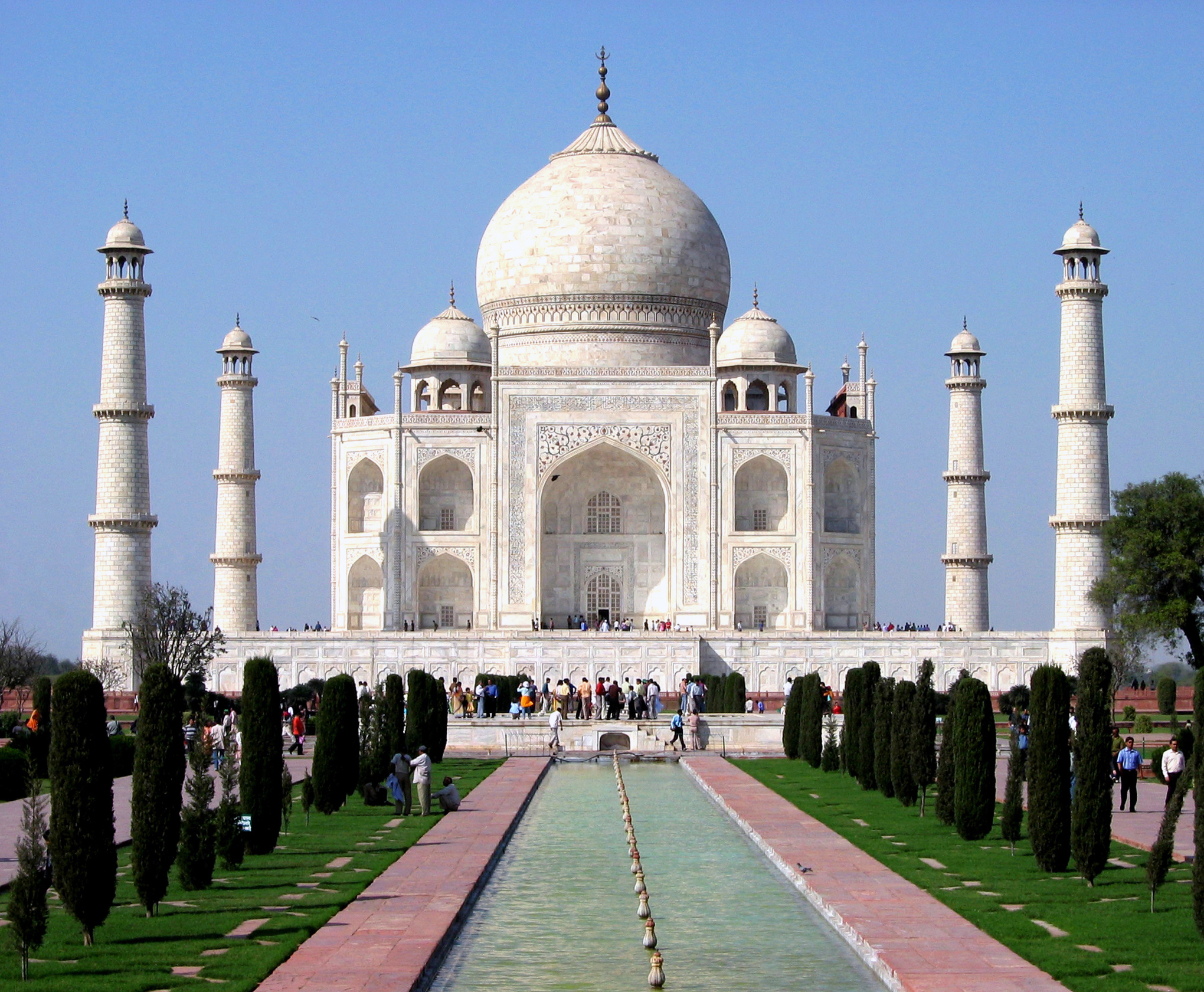 Taj Mahal di Agra. Shah Jahan membangunnya sebagai mausoleum untuk mengenang istrinya, Mumtaz Mahal. UNESCO memasukkannya ke dalam daftar Situs Warisan Dunia.