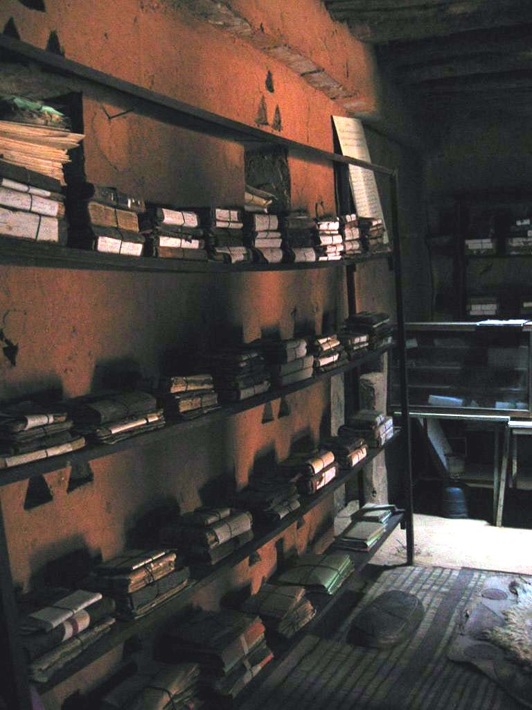 Koleksi Al-Qur'an di sebuah perpustakaan di Chinguetti.