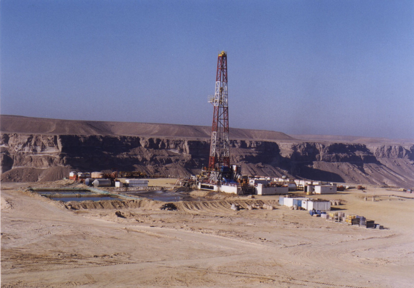 Pengeboran minyak menggunakan rig darat