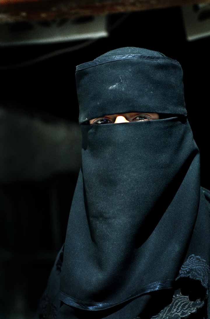 Wanita Muslim di Yaman mengenakan niqab.