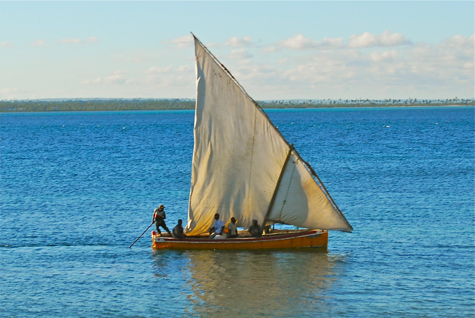 Một chiếc thuyền buồm dhow truyền thống của Mozambique, gợi nhớ về lịch sử giao thương hàng hải lâu đời của vùng ven biển Swahili.