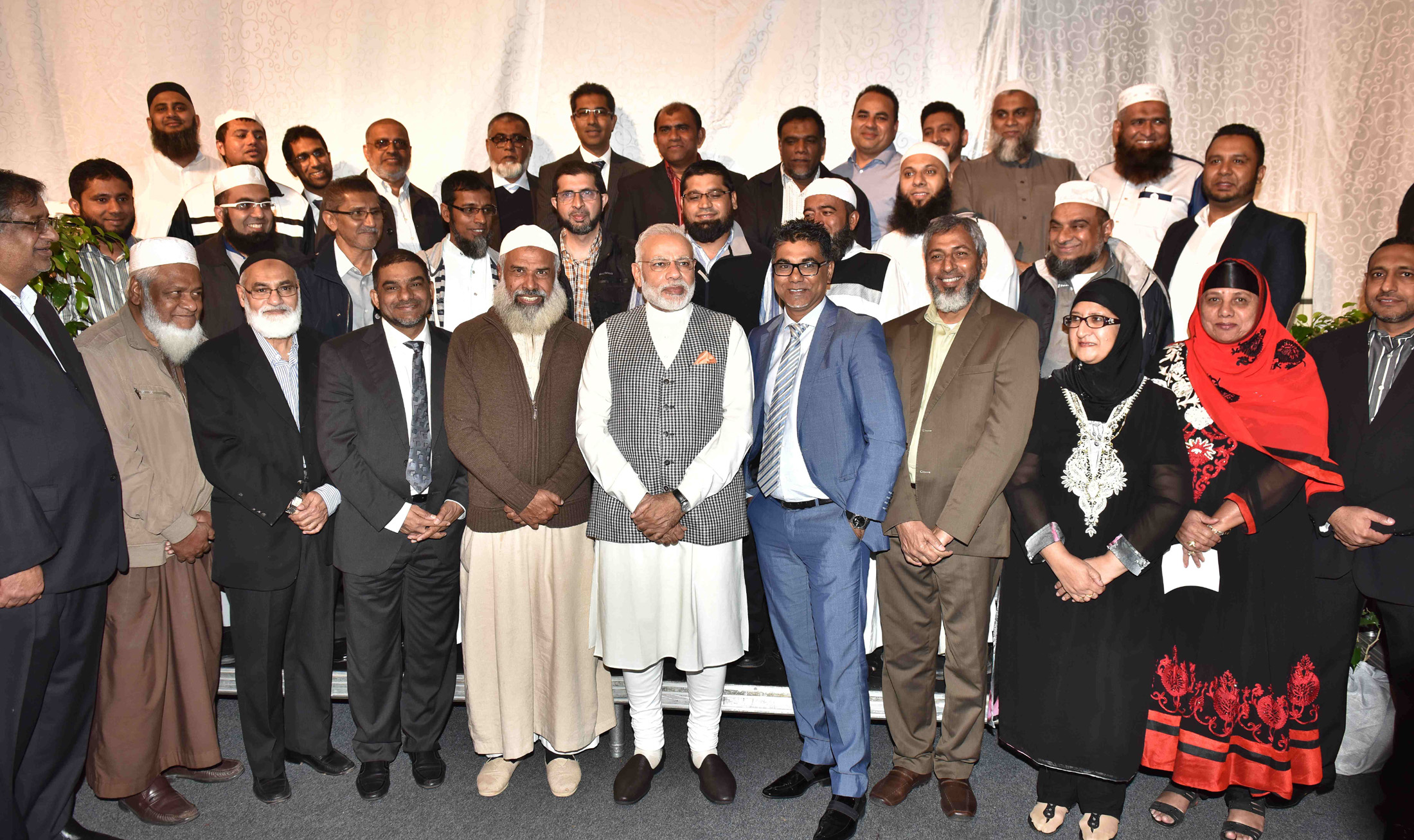 Thủ tướng Ấn Độ Narendra Modi gặp gỡ các thành viên cộng đồng người Ấn Độ ở Mozambique, ngày 7 tháng 7 năm 2016.