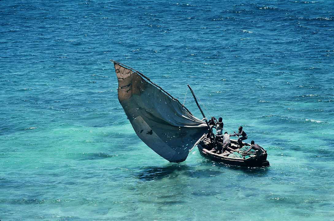 Thuyền buồm truyền thống ở Đảo Mozambique. Ngành ngư nghiệp và du lịch ven biển là những bộ phận quan trọng của kinh tế địa phương.
