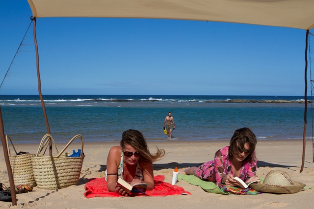 Khách du lịch châu Âu trên bãi biển ở tỉnh Inhambane, Mozambique. Các bãi biển là một trong những điểm thu hút du lịch chính của đất nước.