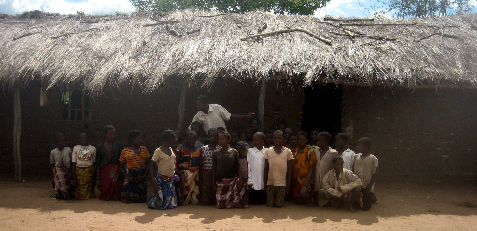 Học sinh trước trường học của họ ở Nampula, Mozambique. Giáo dục vẫn là một thách thức lớn của đất nước.