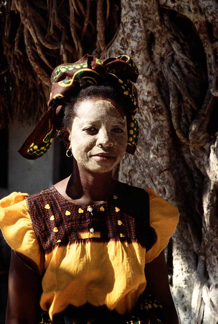 Người phụ nữ với mặt nạ truyền thống ở Mozambique. Mặt nạ là một phần quan trọng trong nghệ thuật và nghi lễ của nhiều dân tộc.