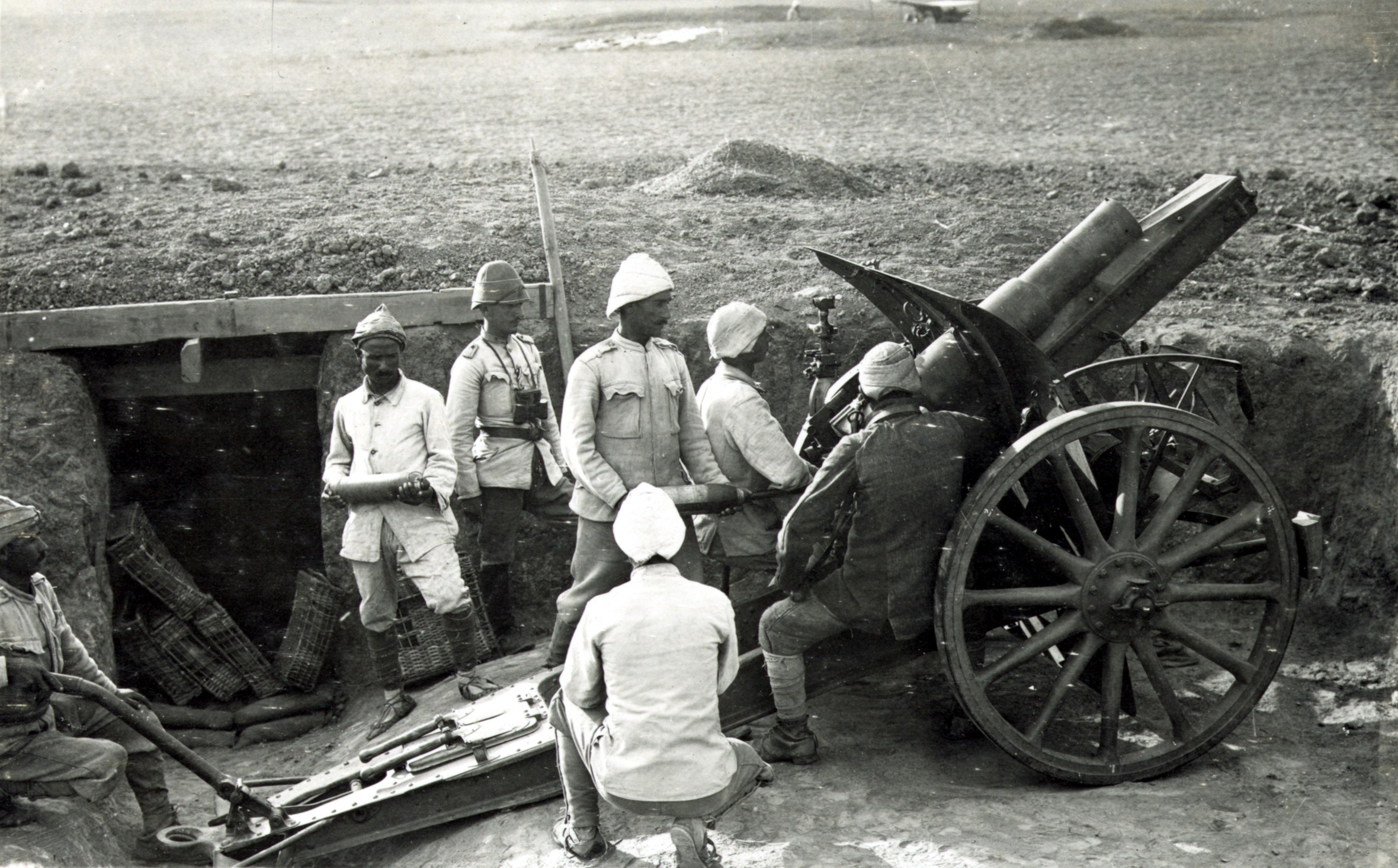 1917년 남팔레스타인 공세 중 하레이라 전투 직전의 10.5cm leFH 98/09 곡사포를 든 오스만 포병