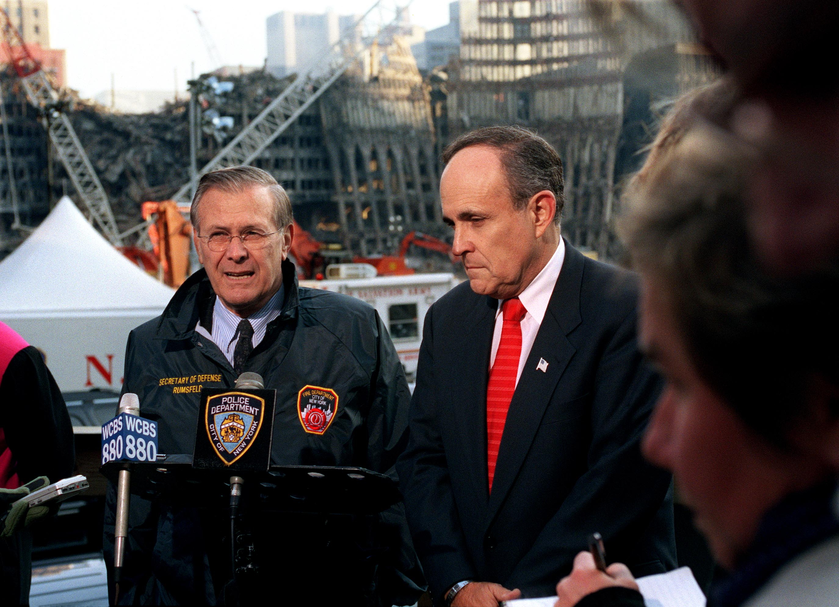 Rumsfeld dan Datuk Bandar New York City Rudy Giuliani bercakap di tapak serangan Pusat Dagangan Dunia di Lower Manhattan pada 14 November 2001.