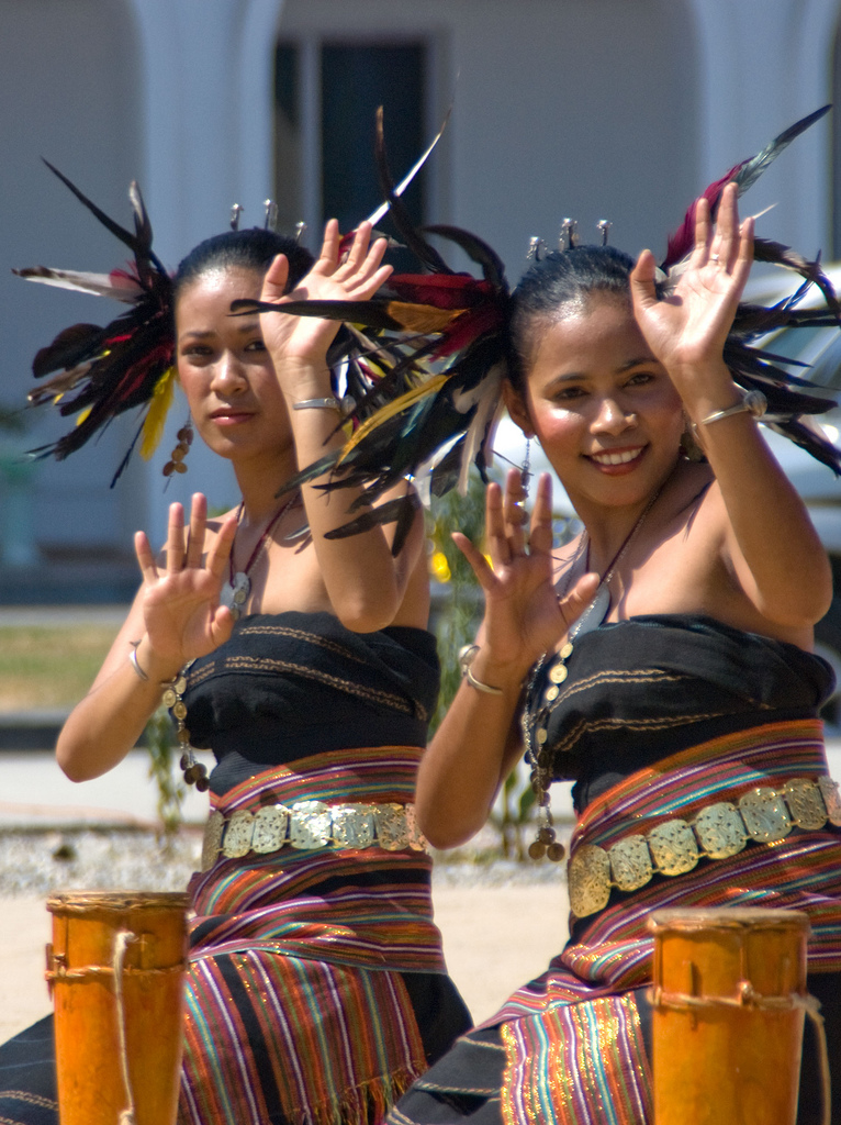 Các vũ công truyền thống Timor trong trang phục kết hợp lông vũ và vải tais.